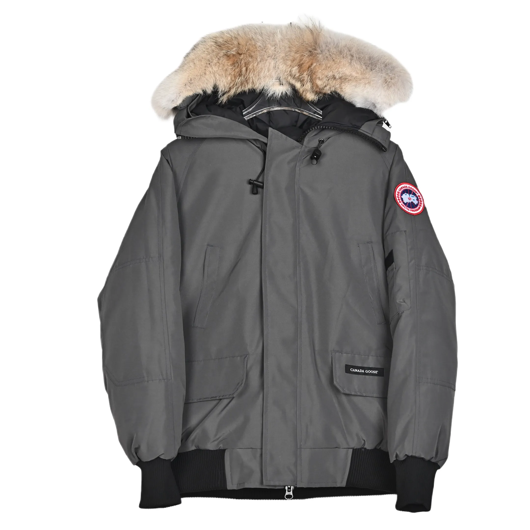 P720 𝐂𝐚𝐧𝐚𝐝𝐚 𝐆𝐨𝐨𝐬𝐞 𝐄𝐱𝐩𝐞𝐝𝐢𝐭𝐢𝐨𝐧 𝟕𝟗𝟗𝟗𝐌 Canada Goose Model 01 Short Down Jacket 🔝Product color: black, off-white, graphite gray, navy blue, sky blue 🔝Product size: XS S M L 2️⃣Exclusively customized 18-count fabrics with the same ZP. Using "Arctic Tech" fabric technology, the outer fabric is 84.5% polyester fiber and 15.5% cotton, the lining is 100% cotton fiber, and the padding is 100% polyester fiber. It is durable, waterproof, windproof, cold-resistant and warm. 3️⃣The lining is made of 40D Nylon AC oil-based glue, with level 5 single-dye fastness. The collar flannel is made of original high-density mercerized velvet, and the pocket fabric is made of elastic high-density polar fleece, which is soft and skin-friendly. The bile cloth is made of 330T polyester anti-velvet No. 7 needle to prevent lint from running away. If there is lint running away, it will be given away for free! 4️⃣The JUKI large-scale sewing machine imported from Japan is professional in stitching and seaming. It completely follows the original 106 stitches on the whole piece of clothing and is reinforced throughout. The length of each jujube follows the original one and is fixed at 1-1.1cm. The density and length are the same as the original one. 5���⃣Yoshida YKK original zipper, Y-shaped double hook Velcro, and the cuffs are made of custom thickened seamless threads. This year, high-elastic spandex gold thread is added to the cuff thread to increase elasticity and strength. From fabrics and gallbladders to buttons and drawstrings, all are custom-developed and authentic. 6️⃣The imported Tajima embroidery machine is used to customize the chest logo with thousands of needles. The pattern is full and three-dimensional, and it is infinitely close to the original product. 7. The fur collars are made from western coyote skins imported from Canada. We purchased 10,000 top-quality fur collars in the spring. The width of the fur collars is 14cm and the length is 55cm. This winter, the quality of the fur collars will be stable throughout the season, eliminating the uneven quality of fur collars in the middle and later stages! 7️⃣Packaging is in a three-dimensional handbag with cards included. It’s more impressive to give it away and keep it for yourself.